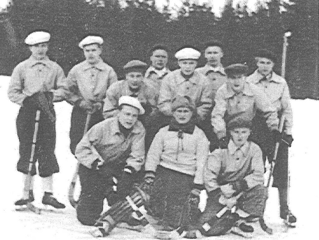 Jääpalloilijoita Mikkelistä vuodelta 1947.