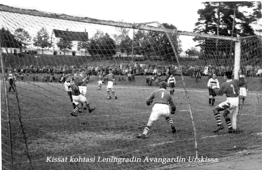 Jalkapallopeli Mikkelin Urskissa. MiPK vastaan Leninggrad Avangard 1950 luvulla.