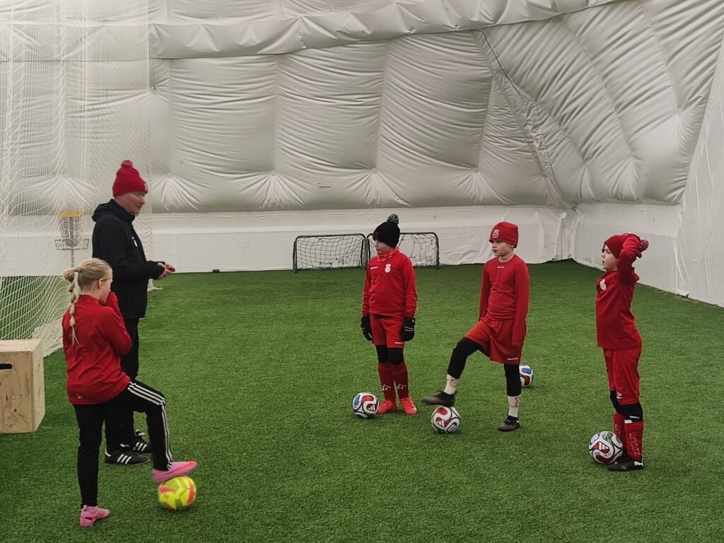 Mikkelissä junnufutista ja juniorivalmennusta MIPK junioireilel . Pojat ja tytöt saavat yksilöllistä valmmusta jalkapallosta Mikkelin jalkapallohallissa