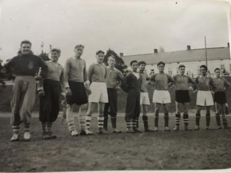 Kuvaasa MiPK:n pelaajai Hämskin jalkapallokentällä.Kuva on otettu sodan jälkeen 1940 luvulla.