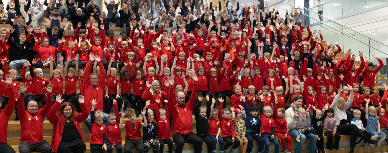 MiPK junorit juhlivat punaisissa asuissa kauden 2025 päättäjäisissä.